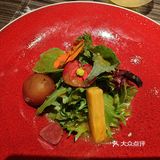 霞初的感觉就是王品升级版主厨直接在铁盘前制作菜肴