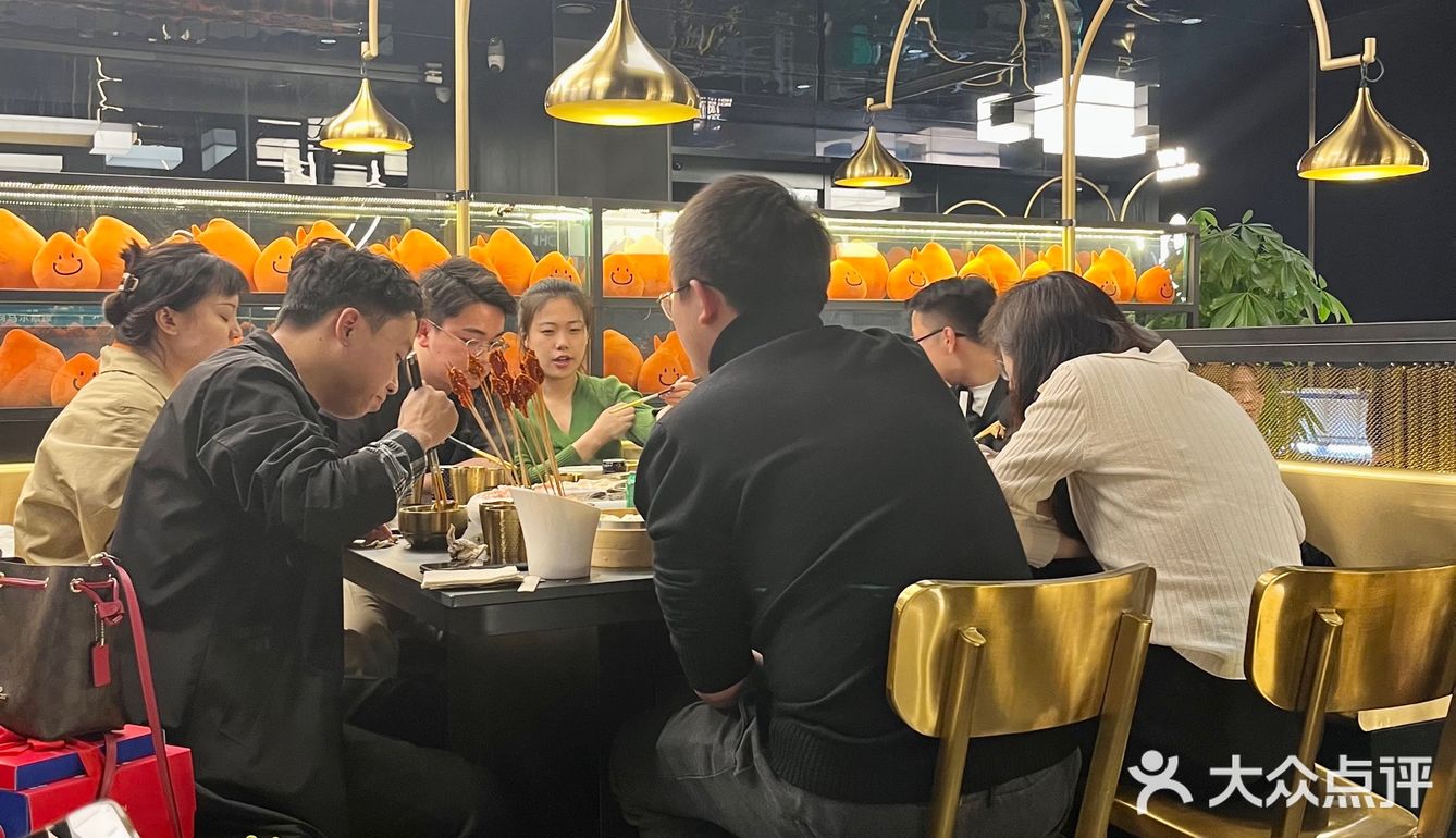 成都首家黑金火锅店❗️在吧台上吃火锅什么体验❓