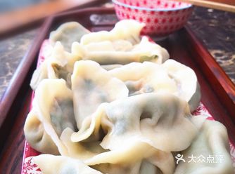 只是懒了，买的饺子皮，不如自己和面擀的皮薄