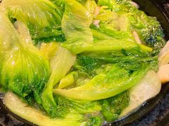 石锅嗻嗻生菜-胡桃里音乐餐厅(陶溪川店)(川湘赣菜·世界百大酒庄直供红酒·音乐表演)
