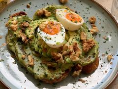 牛油果煮蛋吐司-RAC BAR(安福路店)