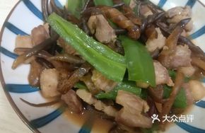 Green Pepper and Sea Clam Stir-fried Pork Belly