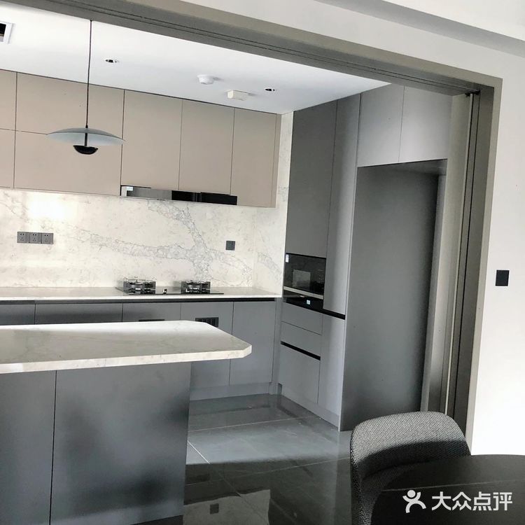 窗台、窗边也全部采用石英石上墙