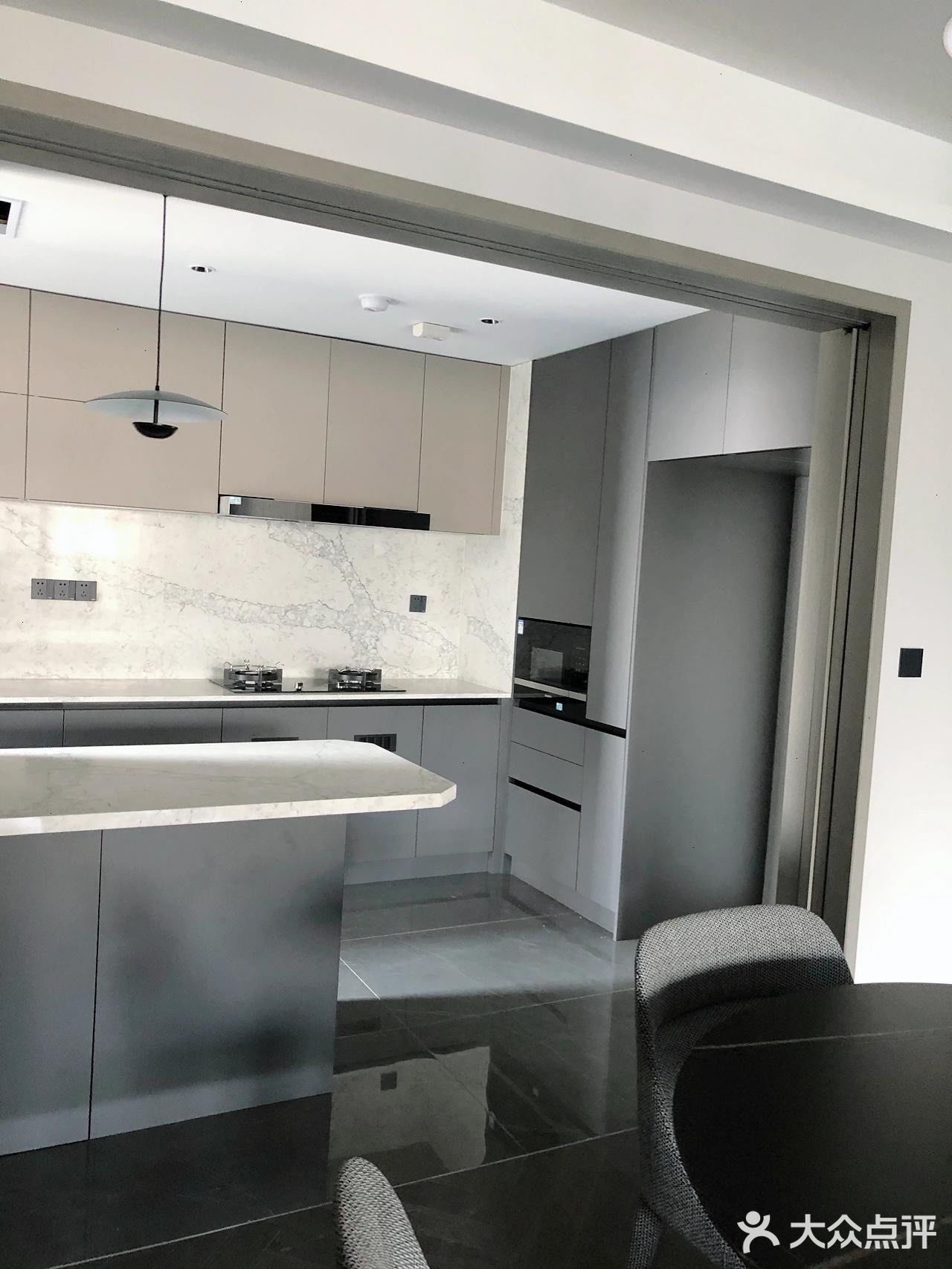 窗台、窗边也全部采用石英石上墙