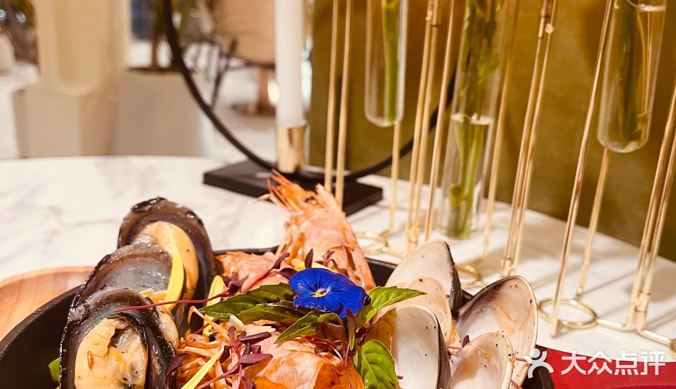 带妹妹来过生日的。但是没想到这还是家有内涵的餐厅