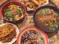 -爆炸头阿姨小四川正宗川味小吃(无任何分店)