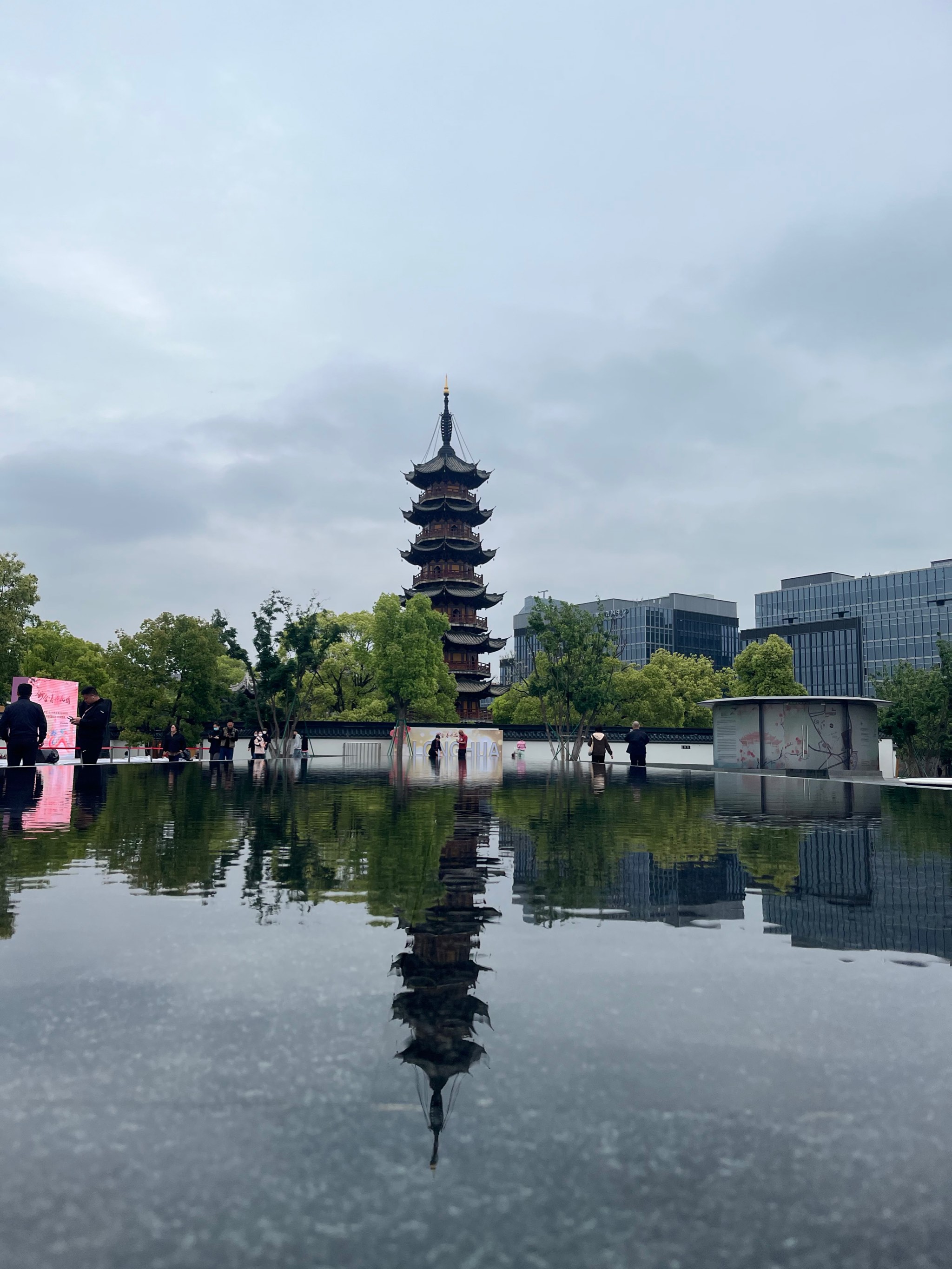 风生运起龙华寺图片