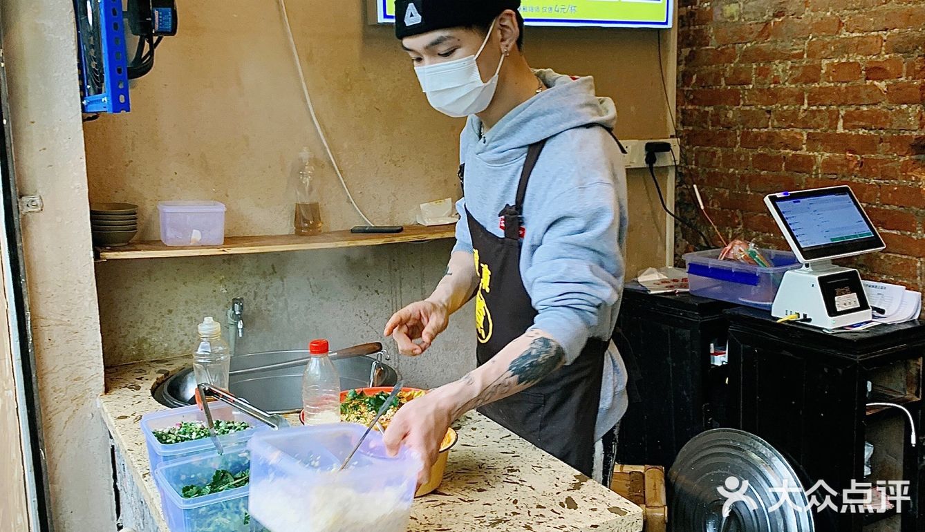 藏在大树背后的麻辣烫