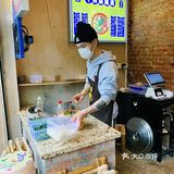 藏在大树背后的麻辣烫