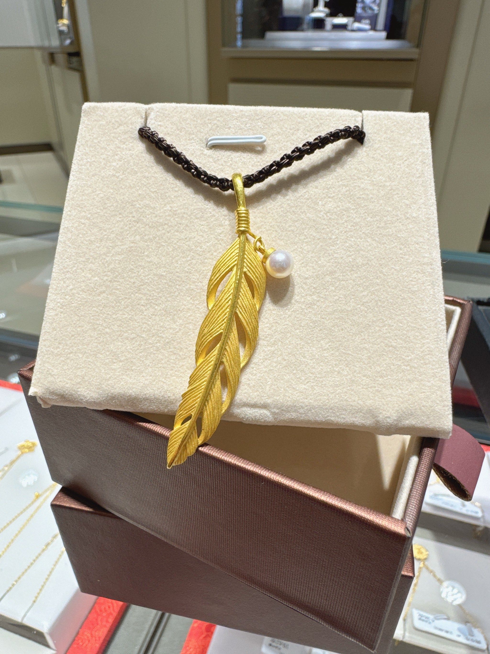 周生生  羽毛项链