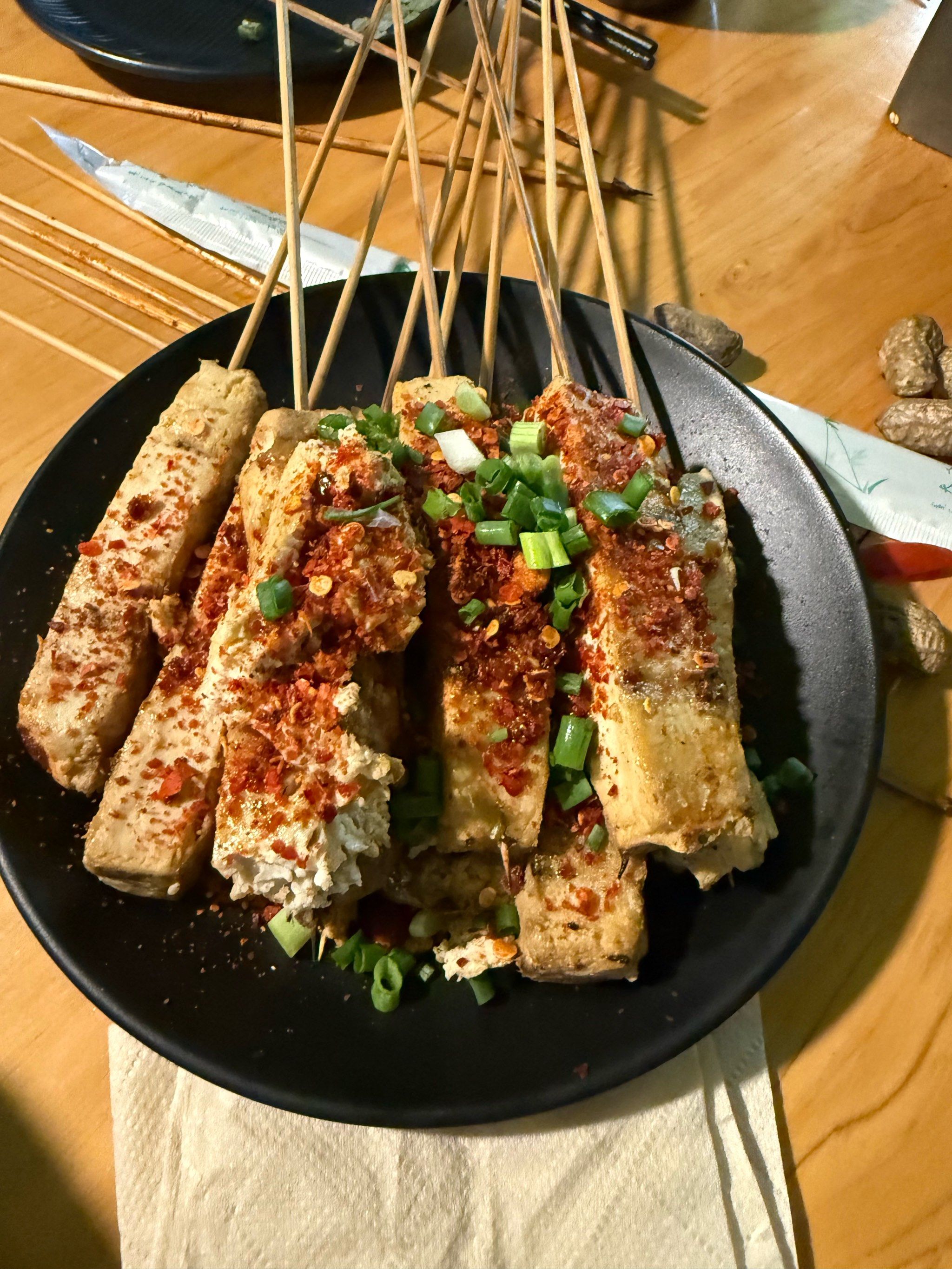 正宗的石棉烧烤 味道服务都是一流 牛肉串 臭豆腐 烤鸡都是必点!