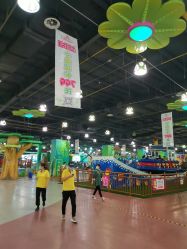 -维佳童话镇演出现场(徐东店)