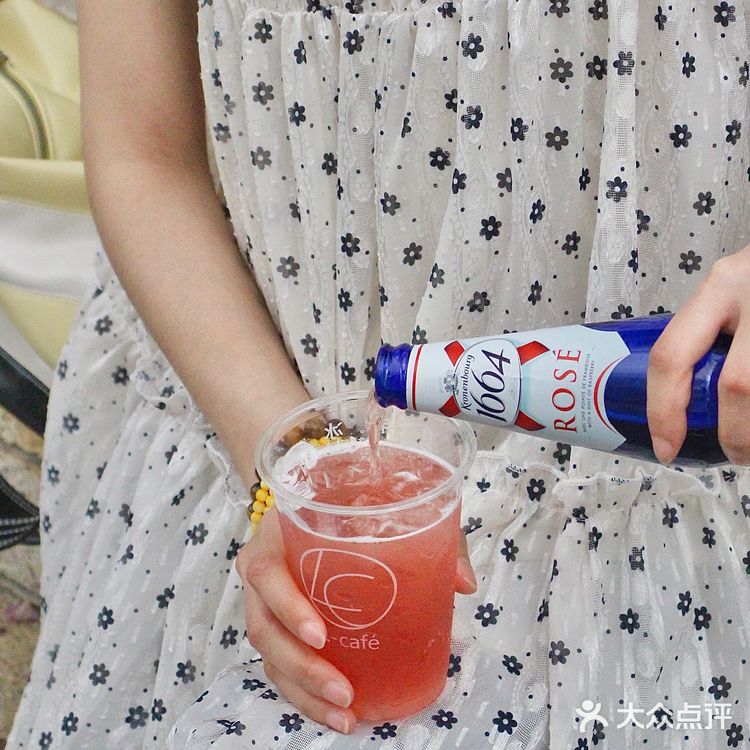 樱花季怎么少得了嘉士伯1664桃红啤🥂
