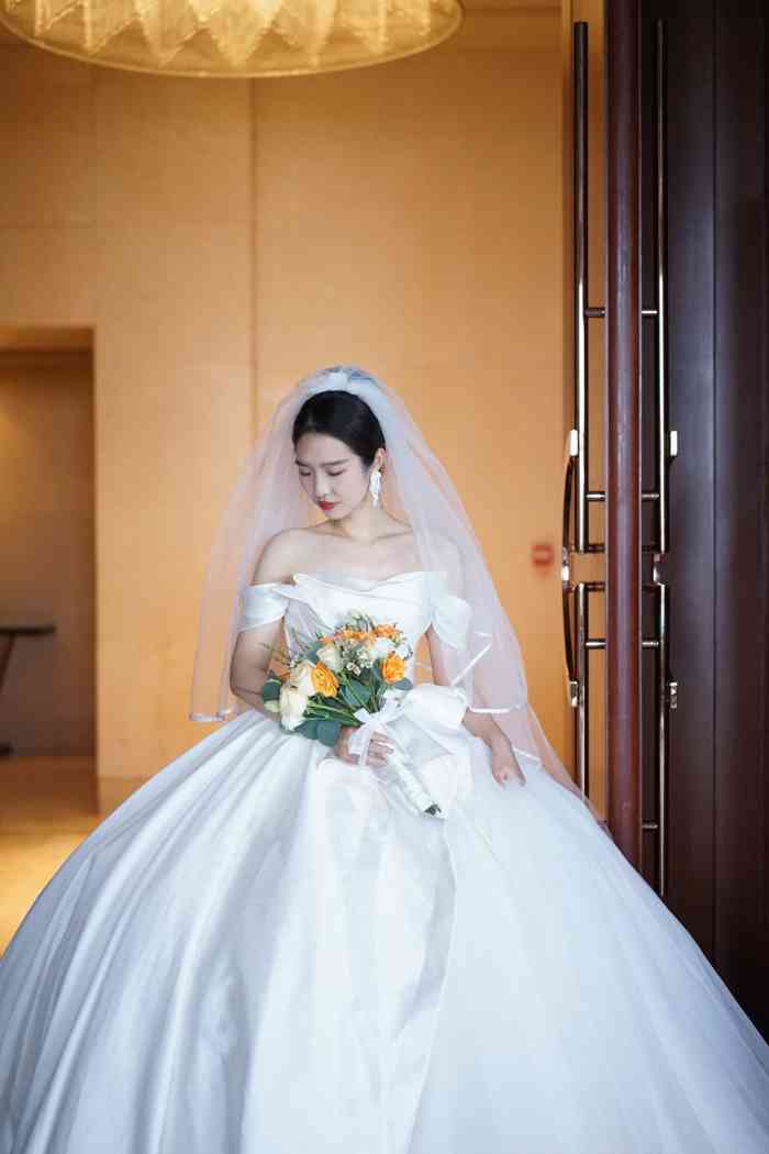 zmbridal赵梦婚纱(青岛旗舰店)-"看着所有的婚纱都觉得很漂亮.