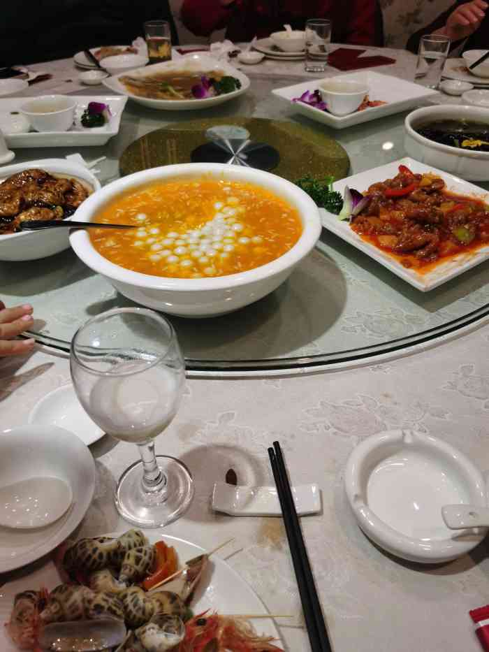 石湖大酒店(桐泾店)-"石湖大酒店比较老旧,但是菜品实惠,味道也.