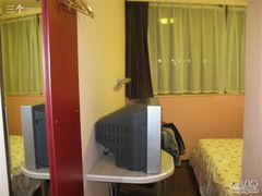 -莫泰酒店(上海虹桥北新泾地铁站天山路店)