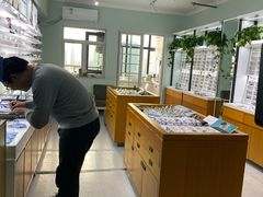 -视野联行眼镜•蔡司•依视路(温江店)