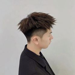 -一家只做男发烫染的店