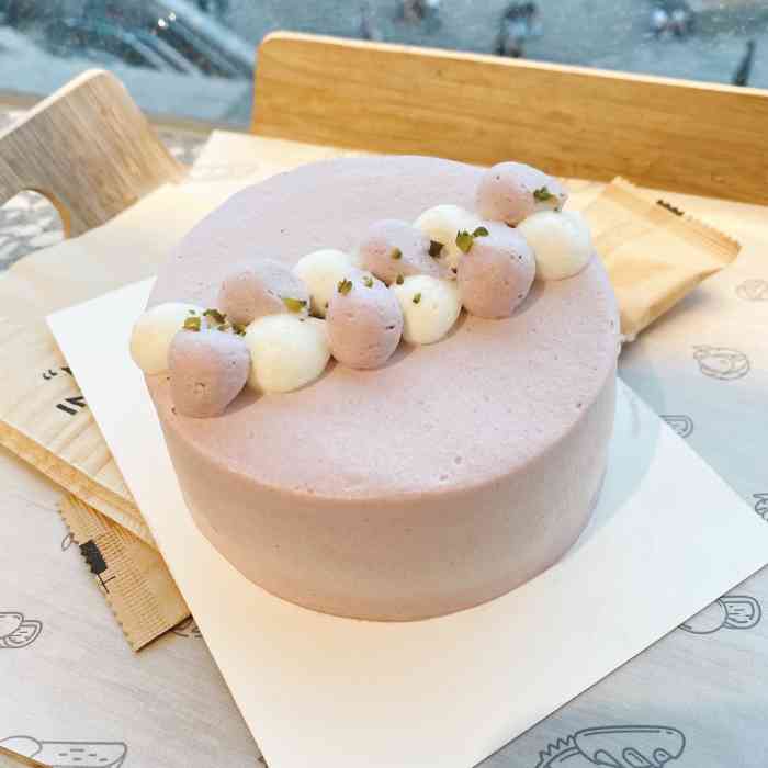 二楼是卖蛋糕和冰淇淋的 「爆芋泥蛋糕」最喜欢的喜茶蛋糕的一款热 
