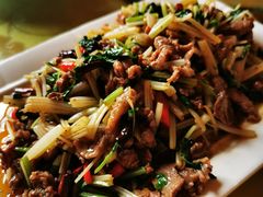 芹菜小米辣炒牛肉-龙姐私房菜(和顺古镇店)