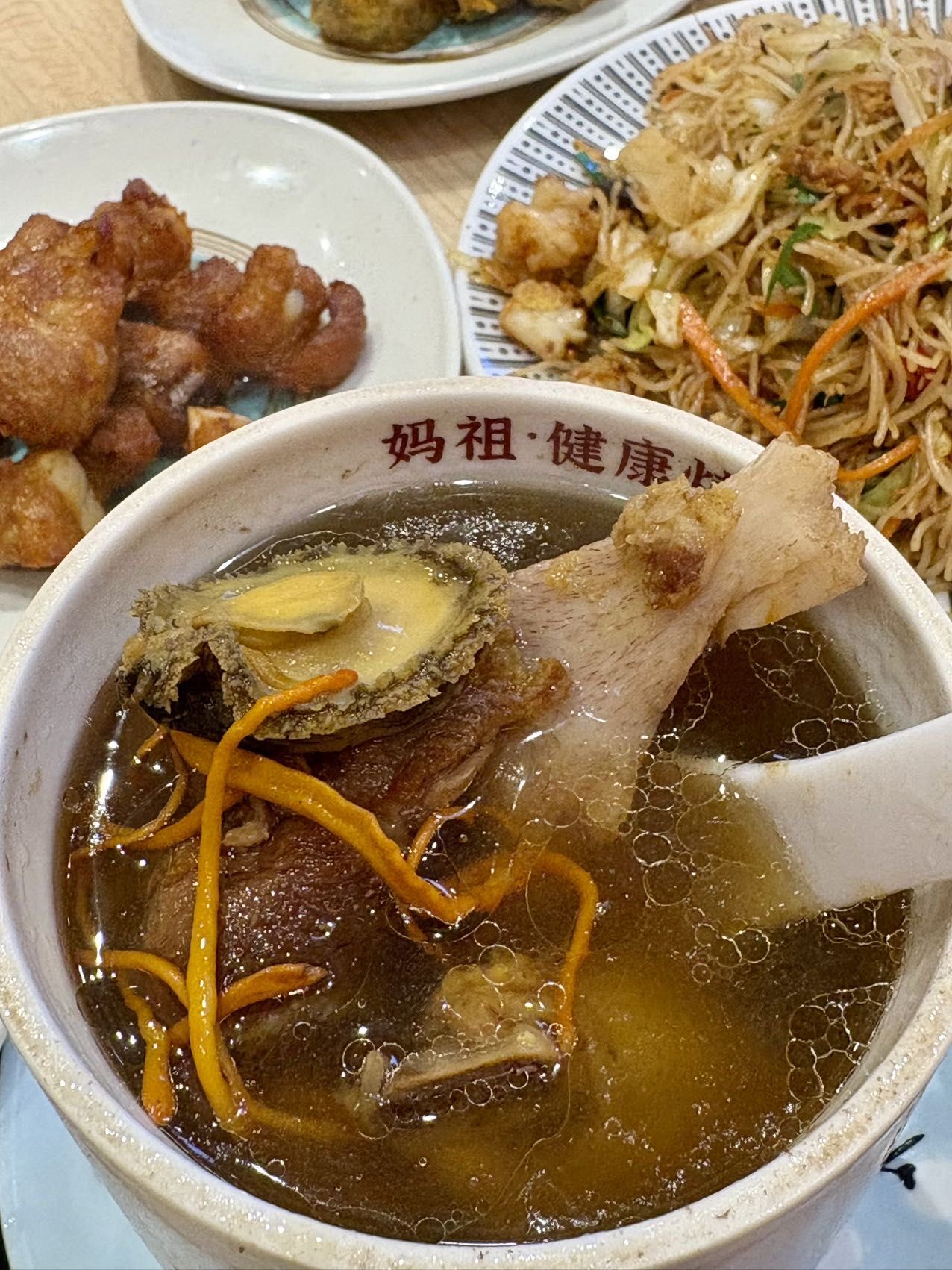 小小的炖罐头鲍鱼两只,还有大块的鸡肉,汤也是鲜得不行.
