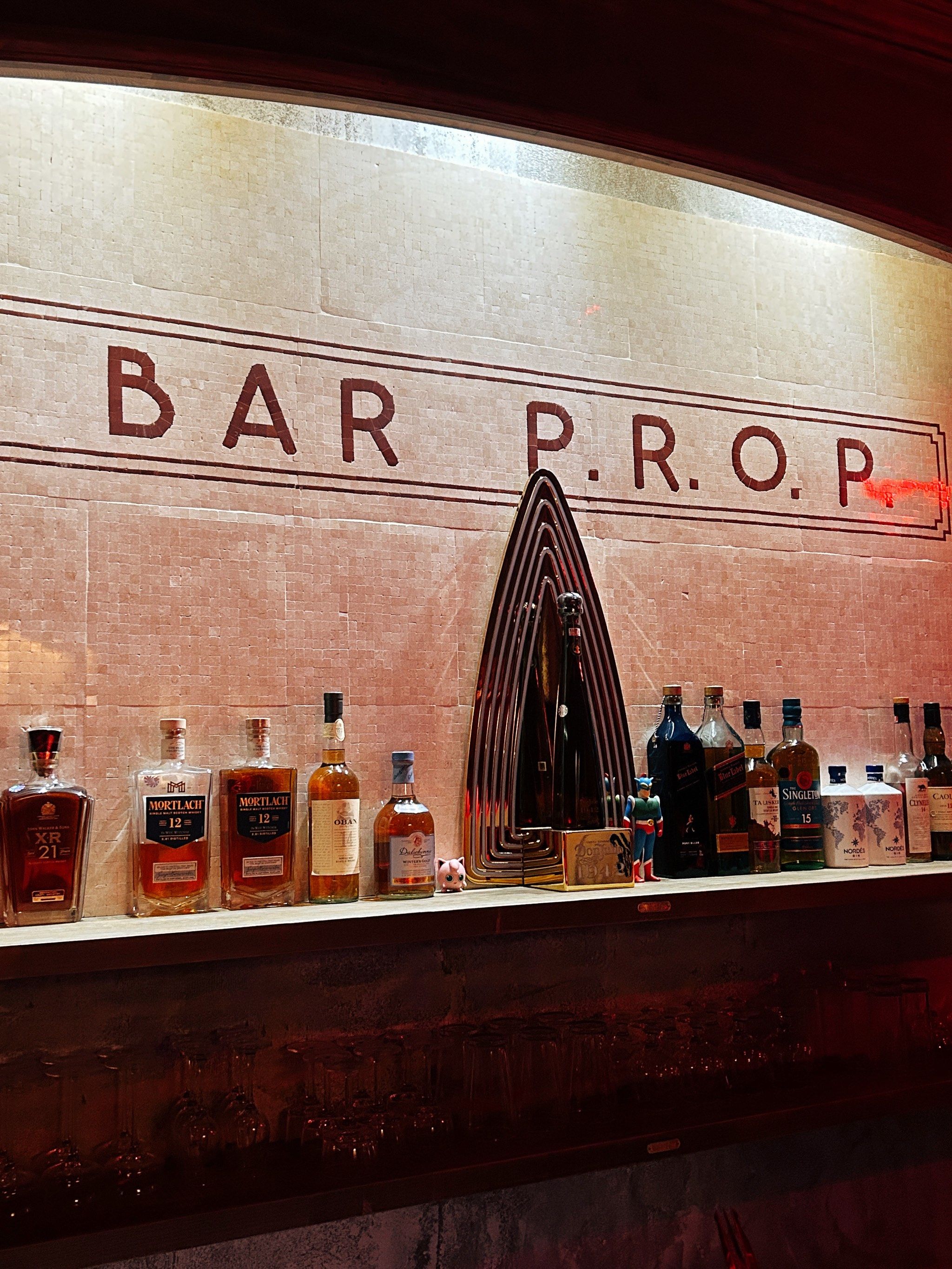 长春红旗街这家酒吧的窗户97了