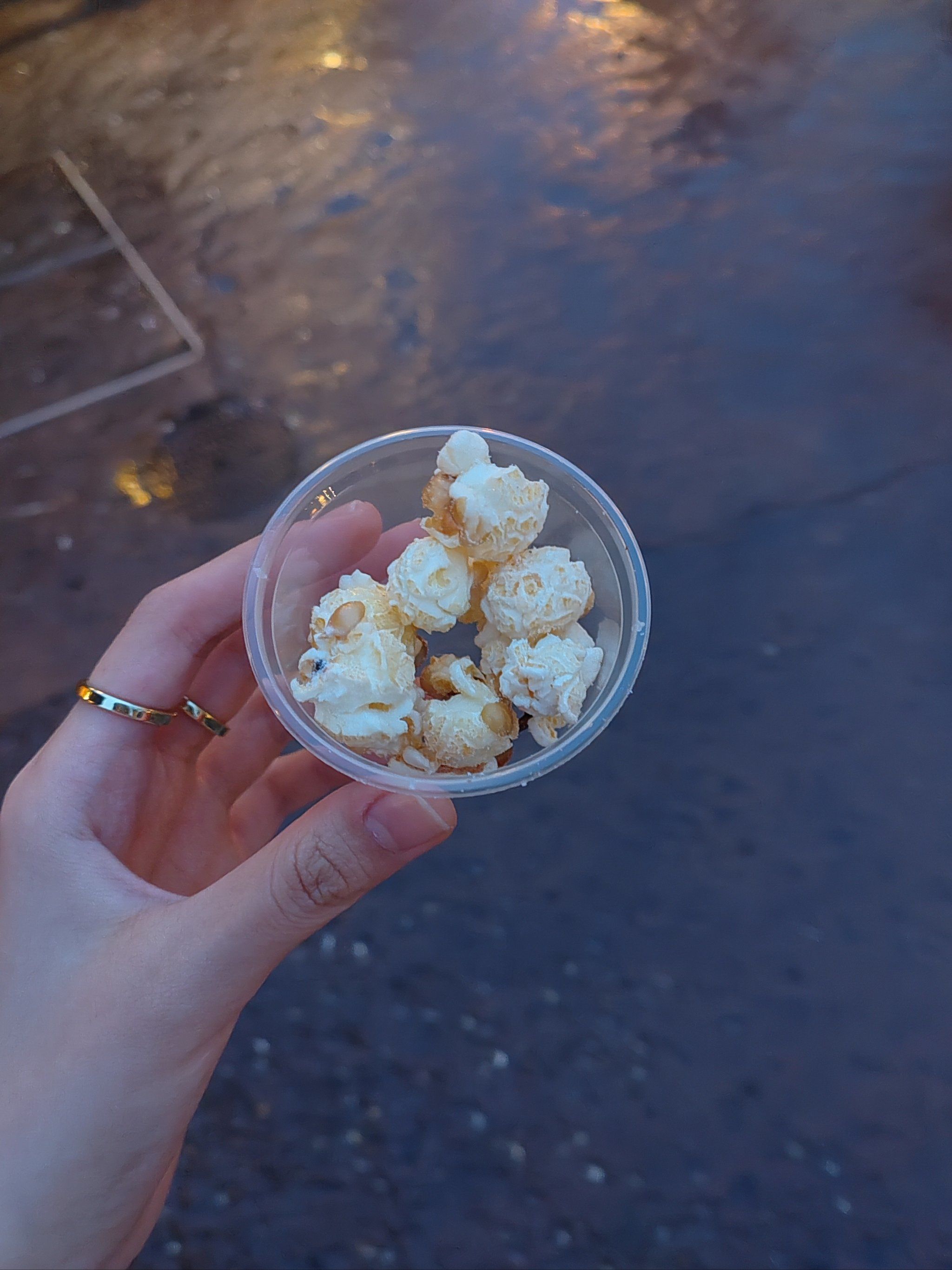 不会还有人不知道迪士尼爆米花免费吃吧?