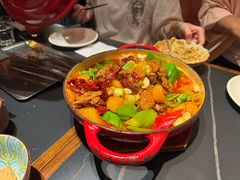 珐琅锅大盘鸡-阿里家·新疆烤肉酒場
