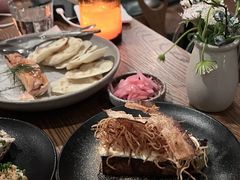 烟熏三文鱼配烤饺子皮和芥末籽酱-BOR Eatery(安福路店)