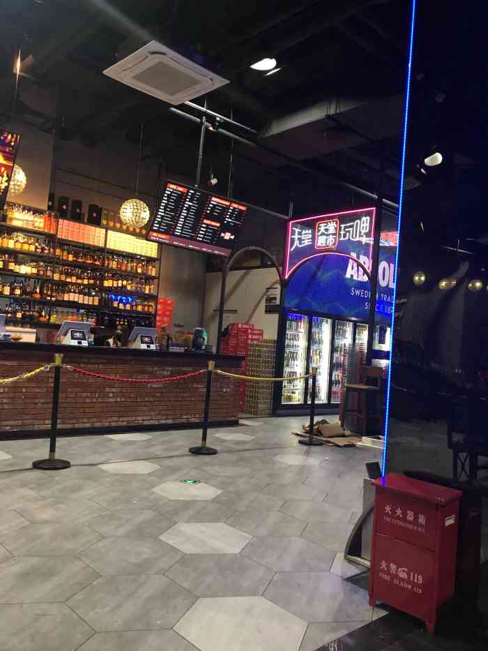 基本上不忙的时候跟朋友经常会去蹦迪打牌玩骰子北京