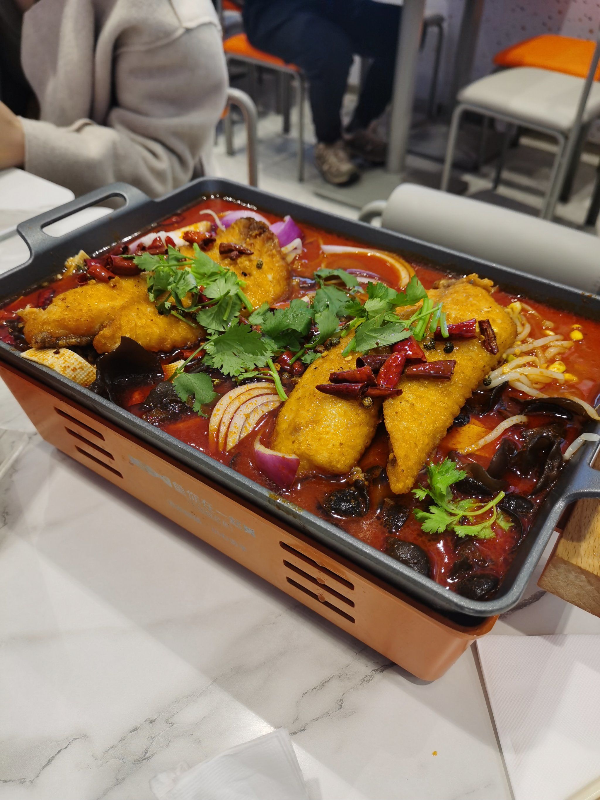 和同事晚上一起来吃的烤鱼饭,环境很不错