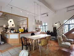 -彳亍咖啡·这里(水湾路店)