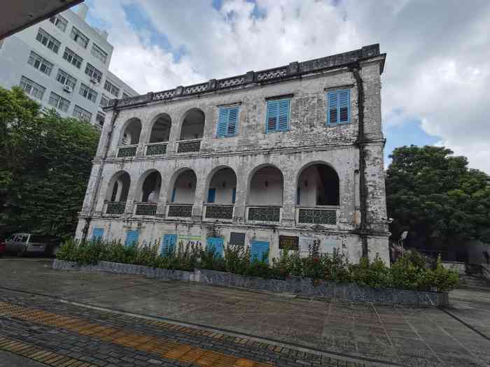 北海关大楼旧址-"这座斑驳的建筑位于北海老街的东头,门口一.