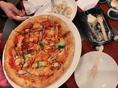 香烤鸡肉比萨配香葱及西兰花-WOLFGANG PUCK KITCHEN & BAR(迪士尼小镇店)