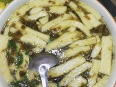 酸菜糍粑汤-石磨豆花家常菜·牦牛排土火锅