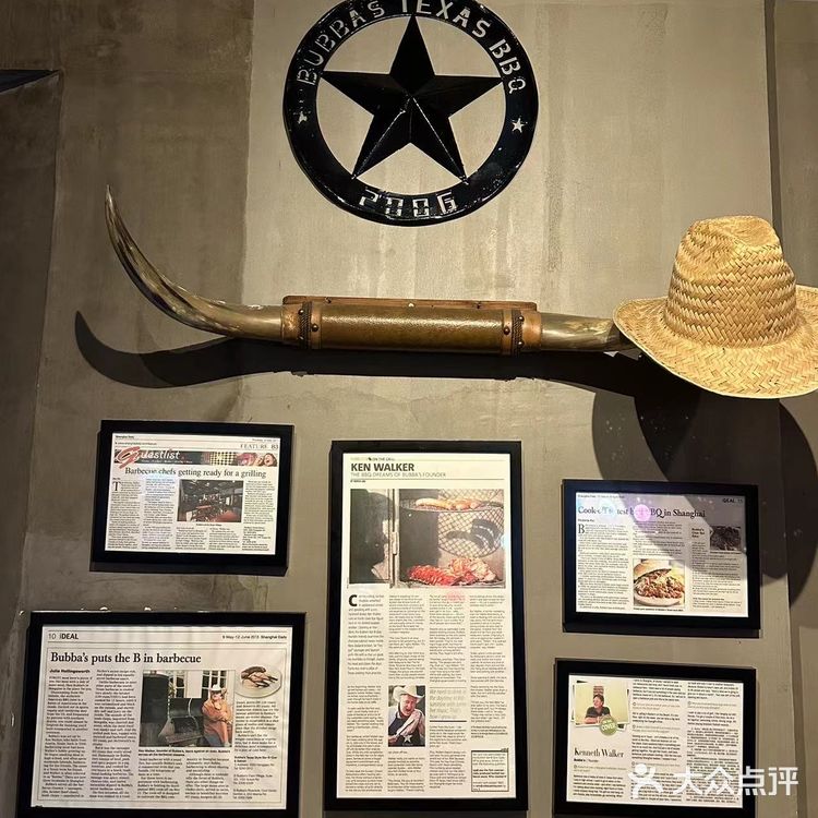 大口喝酒，再和朋友畅聊，看着座位边上那么多外国食客