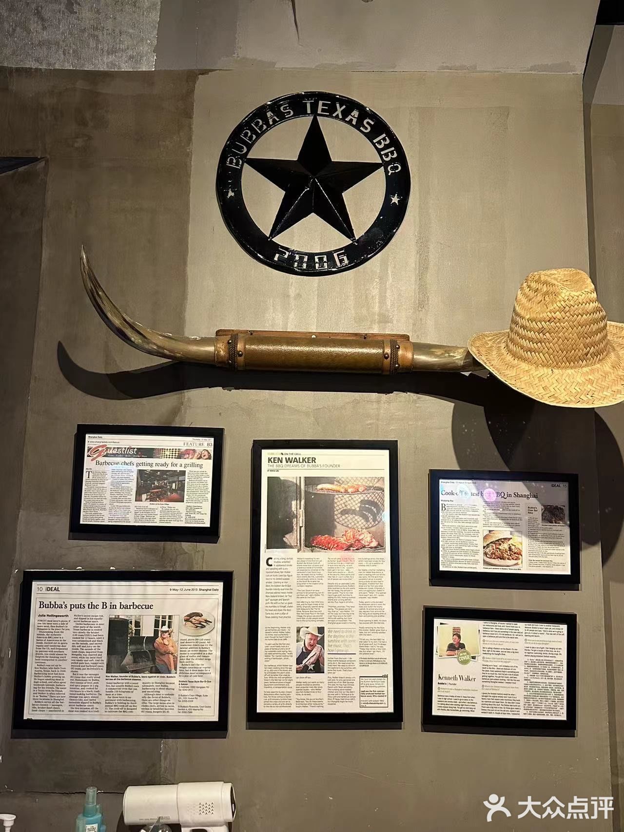 大口喝酒，再和朋友畅聊，看着座位边上那么多外国食客