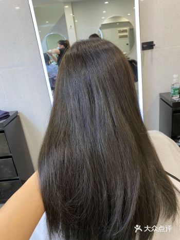 灰色调会更多一些 这个发色对于肤色的要求并不高