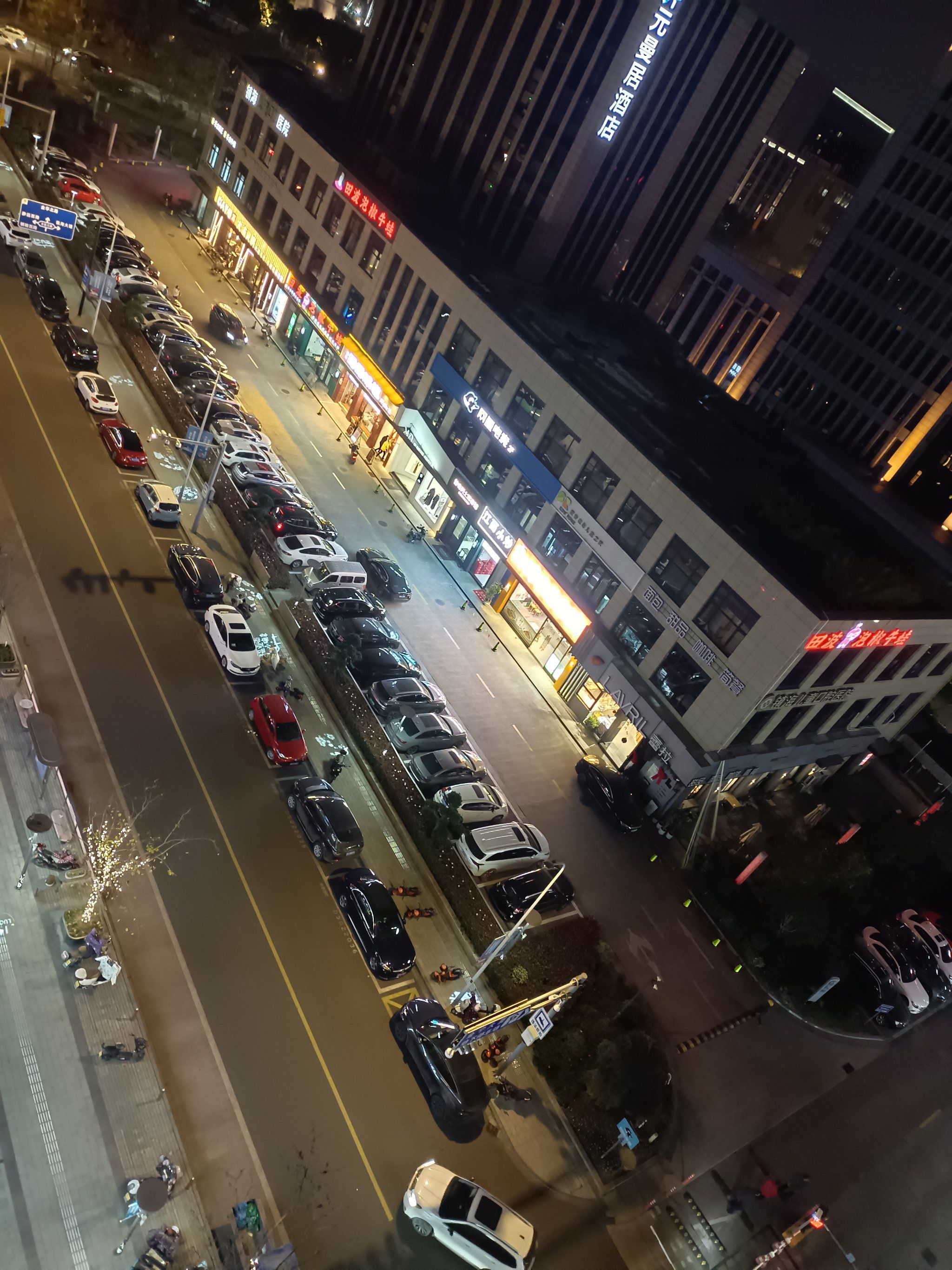 福业街的晚上灯火通明