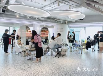用一流的环境留住想要前来美发的人士，嗯呢，这家店做到