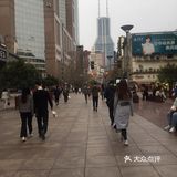 来看看这里,发现苹果商店人还是挺多的