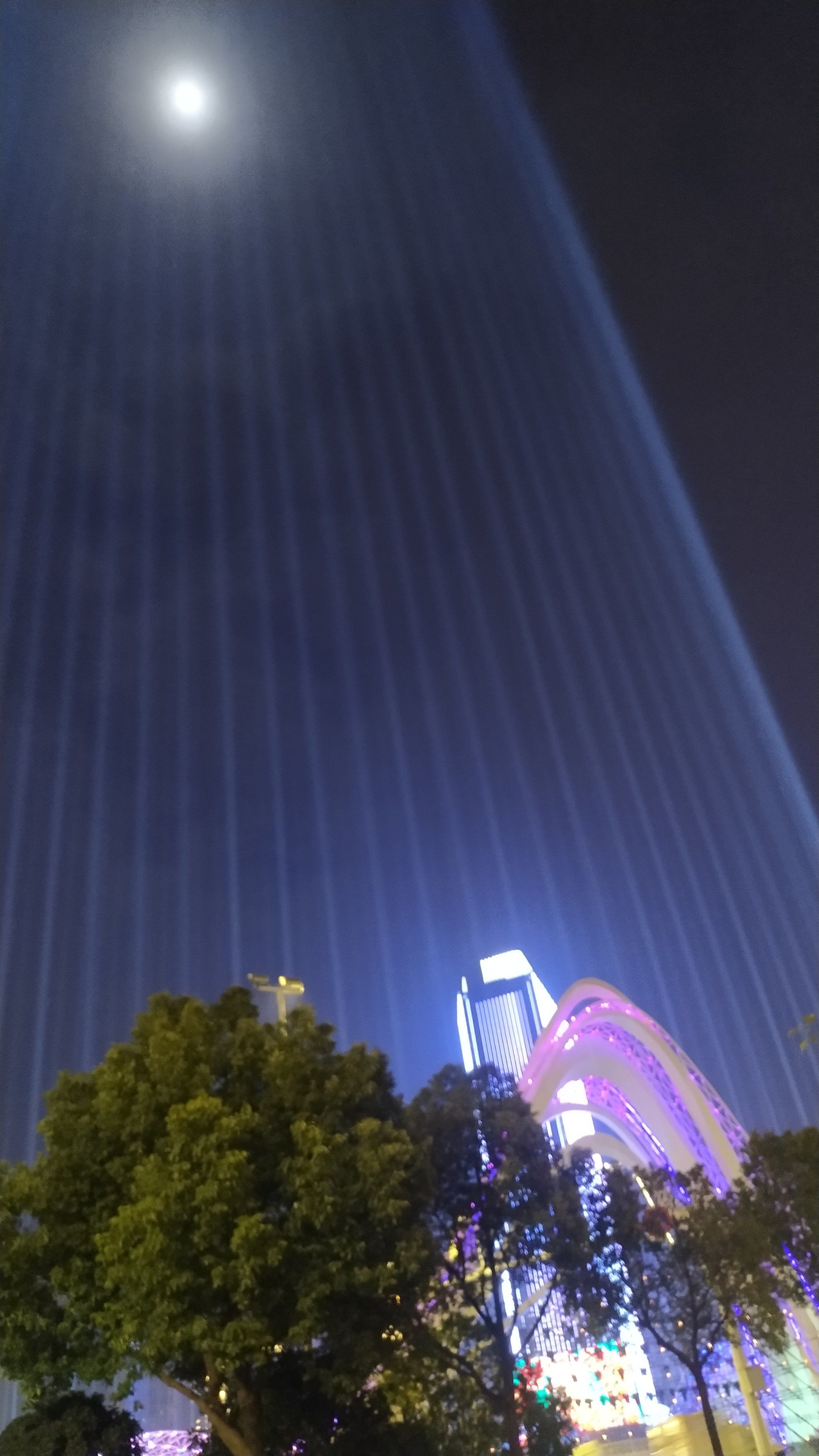 今年的光谷鲁巷广场不一般啦,看看这射灯