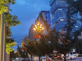 兴义市，是黔西南布依族苗族自治州首府所在地