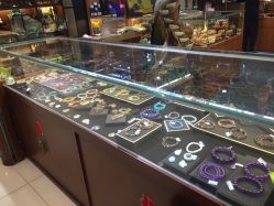-灵彩珠宝(朗香街店)