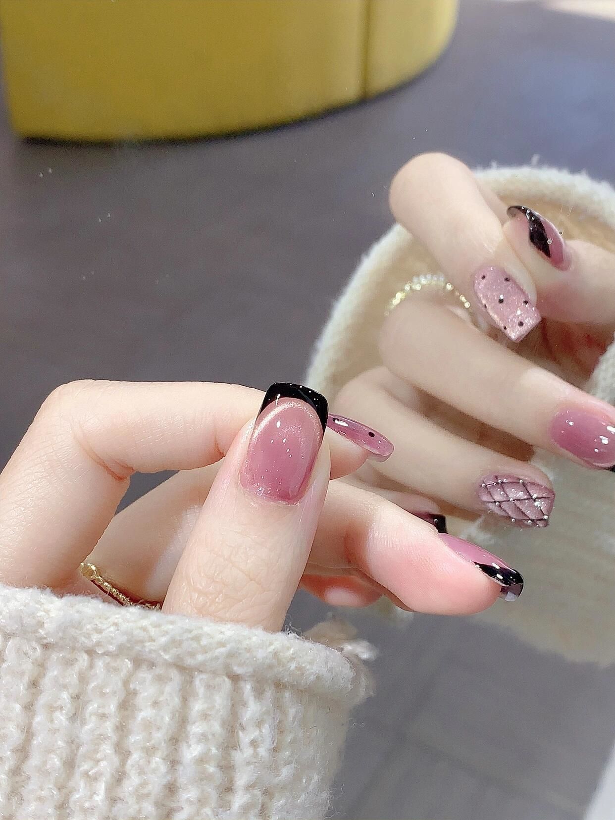 黑色法式冰透猫眼美甲