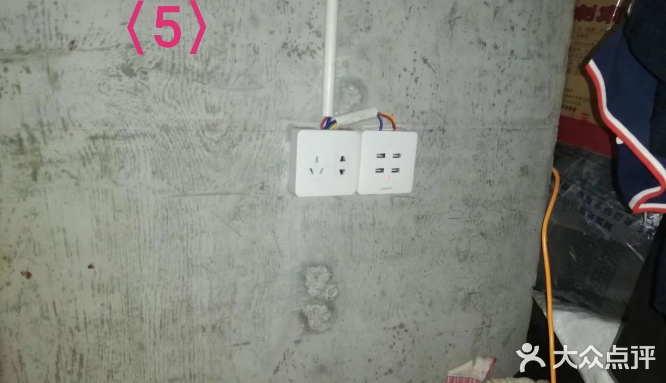 我给建筑工人宿舍，安装USB安全插座，床铺密密麻麻…