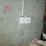 我给建筑工人宿舍，安装USB安全插座，床铺密密麻麻…