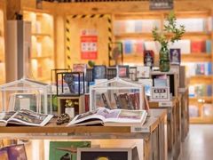 -新华里咖啡书吧(新华书店小寨店)