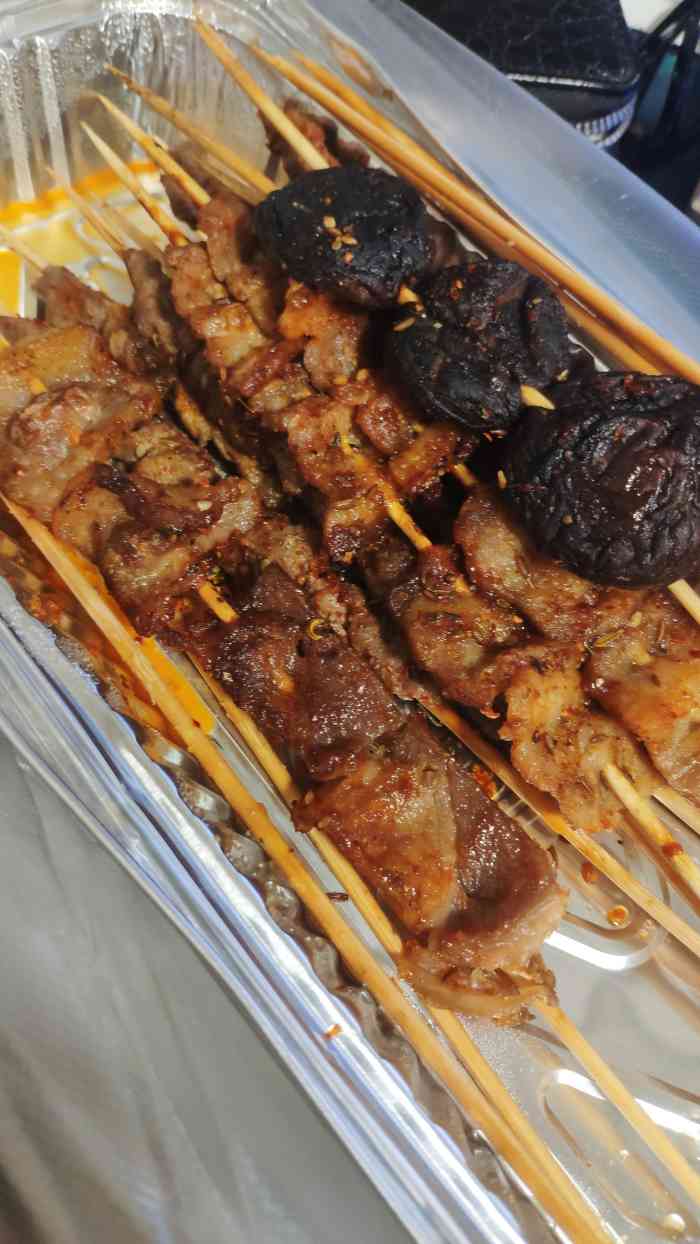 打分 烧烤味道极好,强烈推荐,本来还想着比较远没法配送,结果老板亲自