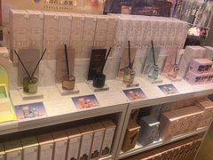 -名创优品(北京新中关购物中心地铁层店)